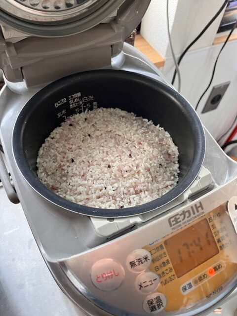 お店で使っている甘酒はこうやって、炊飯器を使って作っています。 じっくり一晩発酵させて、この「お米」が優しい甘さの甘酒へと生まれ変わります。